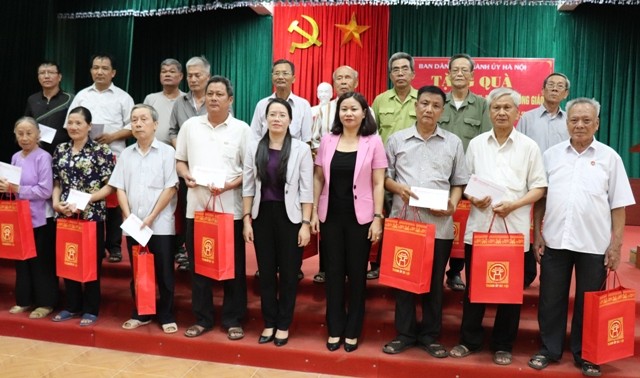 Ban Dân vận Thành ủy Hà Nội: Thăm, tặng quà các gia đình chính sách là đồng bào công giáo tại Phú Xuyên
