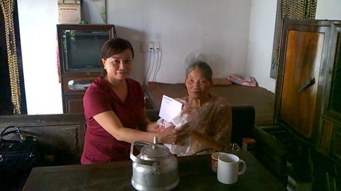 LĐLĐ huyện Phú Xuyên thăm tặng quà mẹ Việt Nam anh hùng
