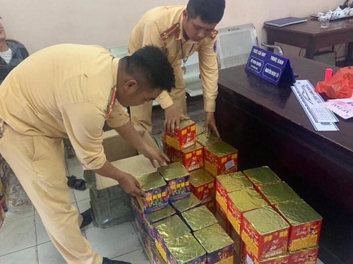 Cảnh sát giao thông Hà Nội: Bắt 3 đối tượng vận chuyển pháo hoa trái phép