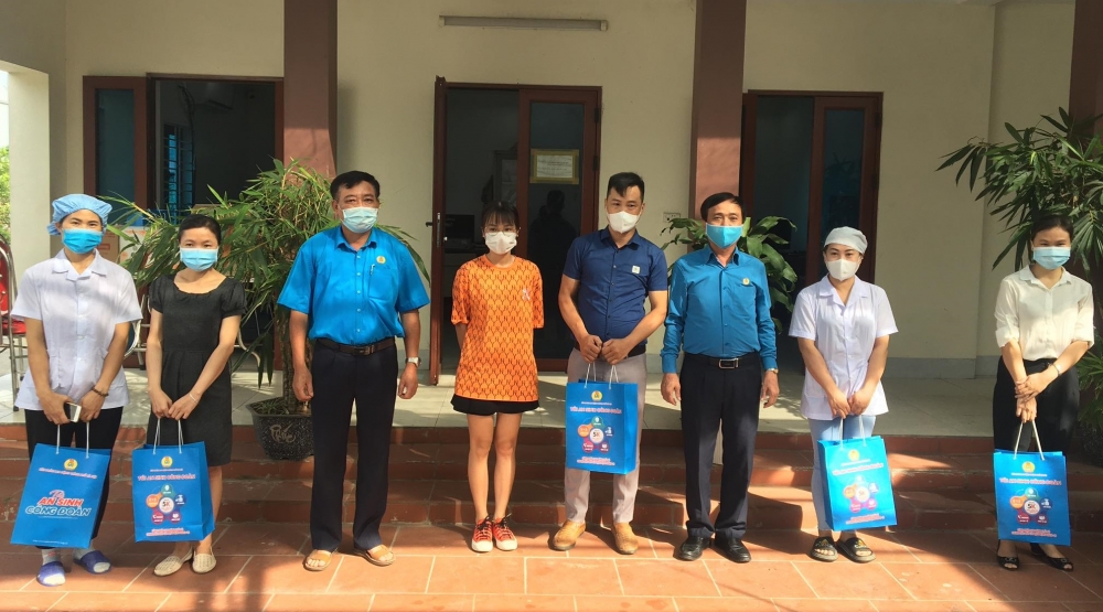 LĐLĐ huyện Phú Xuyên trao 260 túi “An sinh Công đoàn” tới người lao động