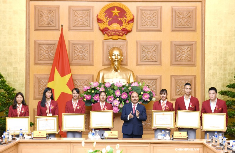 Đoàn thể thao Việt Nam thể hiện tinh thần đoàn kết, lòng tự hào dân tộc