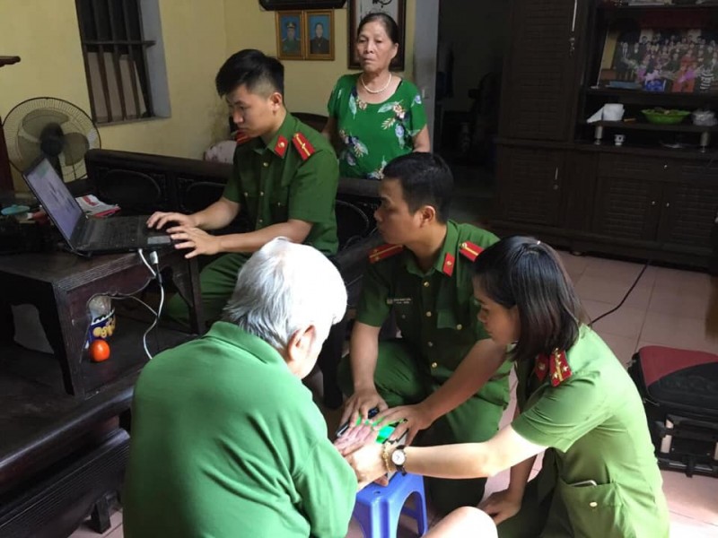 Công an huyện Phú Xuyên hỗ trợ người cao tuổi làm căn cước công dân