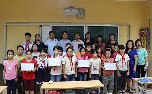 Huyện Phú Xuyên thăm và tặng quà Tết Trung thu cho thiếu nhi