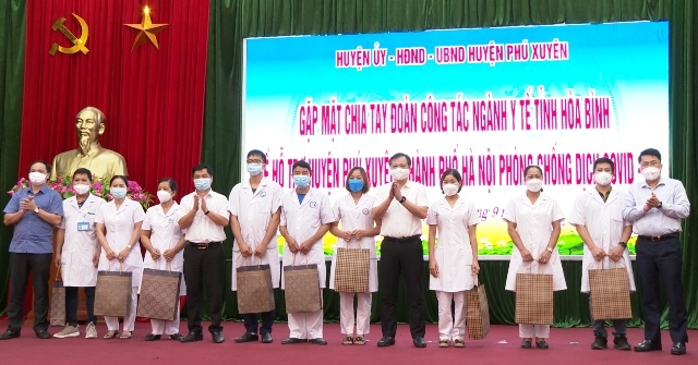 Huyện Phú Xuyên chia tay Đoàn cán bộ Y tế tỉnh Hoà  Bình