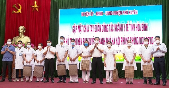 Huyện Phú Xuyên chia tay Đoàn cán bộ Y tế tỉnh Hoà  Bình