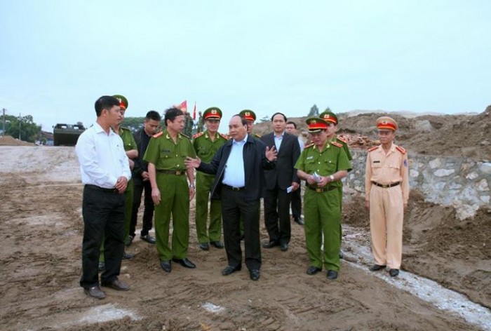 Phó Thủ tướng kiểm tra việc khai thác cát trái phép ven sông Hồng