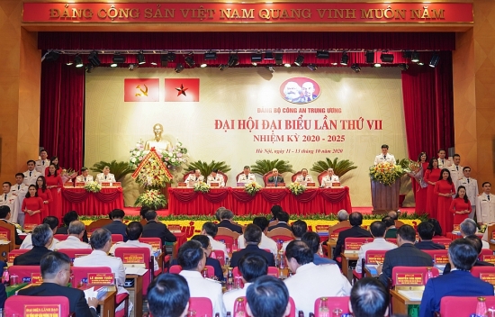 Thủ tướng Nguyễn Xuân Phúc: Đảng bộ Công an Trung ương sẽ phát huy hơn nữa những chiến công, thành tích đã đạt được