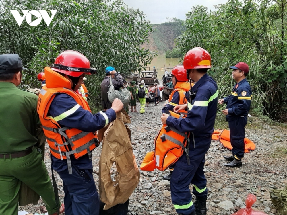 Tập trung ứng phó bão số 8 và cứu trợ khẩn cấp người dân vùng ngập lũ