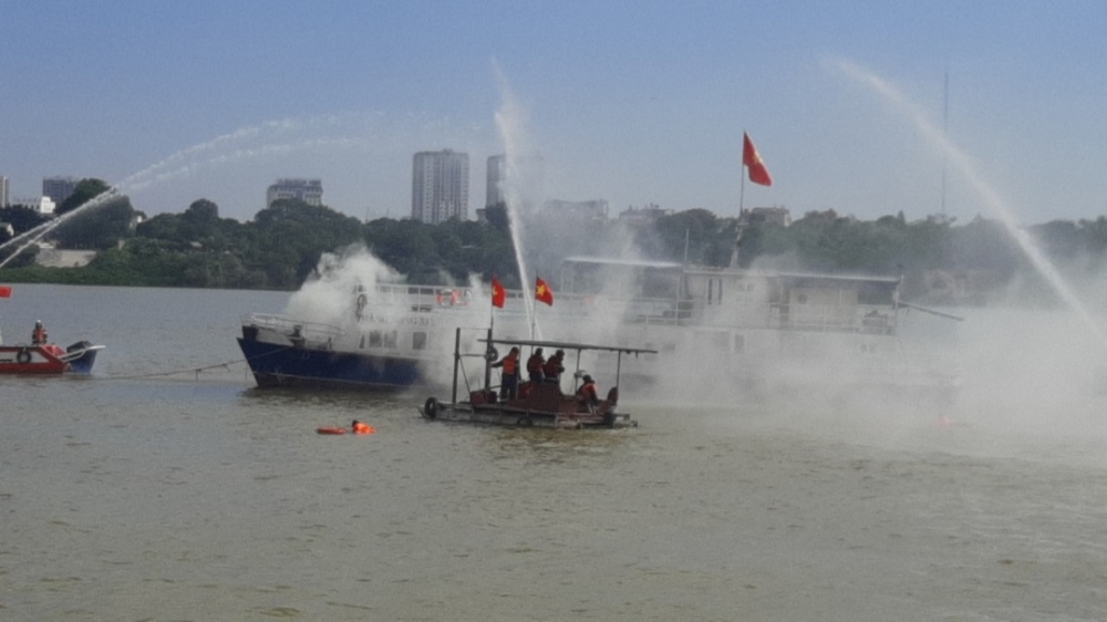 Công an thành phố Hà Nội diễn tập phòng cháy, chữa cháy trên sông Hồng