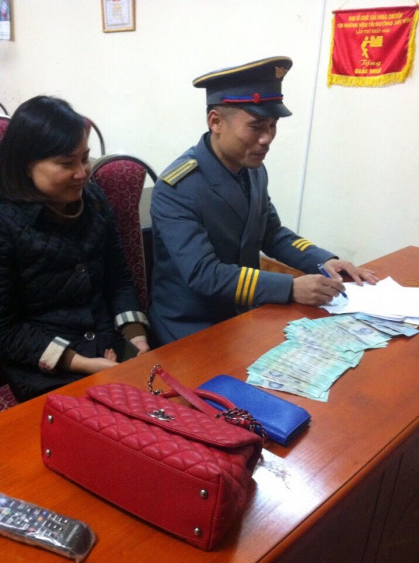 Nhân viên đường sắt Hà Nội trả lại tài sản cho hành khách