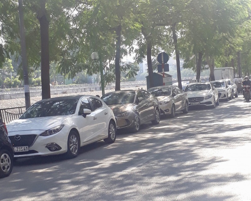 Báo động tình trạng ô tô đỗ xe trái phép dưới lòng đường