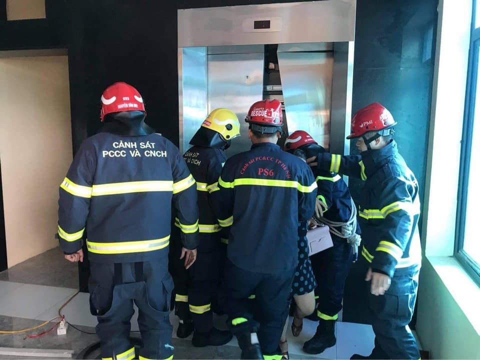 Giải cứu hàng chục người mắc kẹt trong thang máy