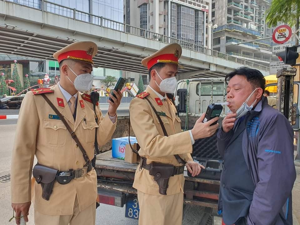 Cảnh sát giao thông Hà Nội xử lý hơn 2.300 trường hợp vi phạm trong 3 ngày đầu ra quân