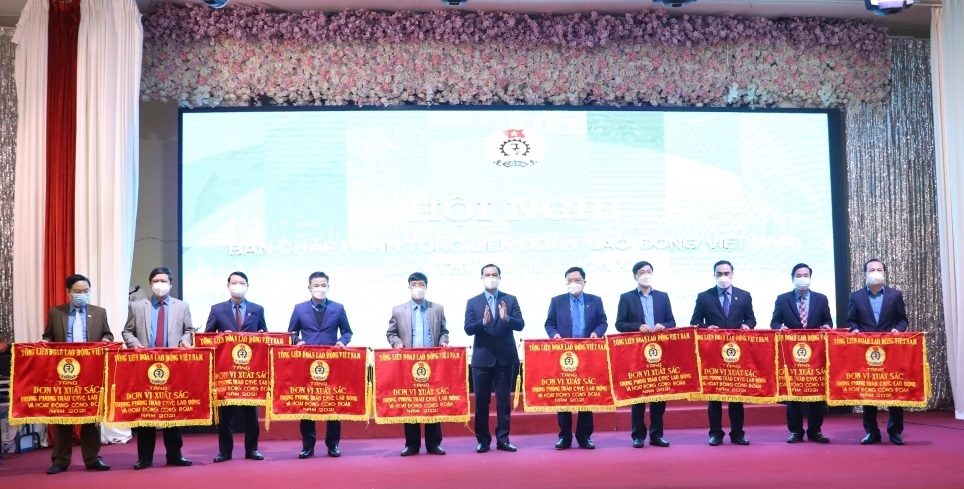 LĐLĐ thành phố Hà Nội được tặng Cờ thi đua xuất sắc của Tổng LĐLĐ Việt Nam