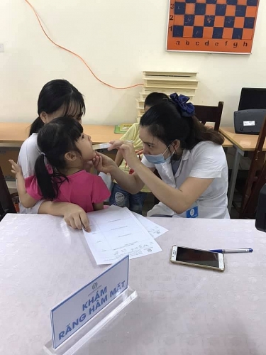 Tặng quà, khám sức khỏe miễn phí cho trẻ em làng Birla Hà Nội