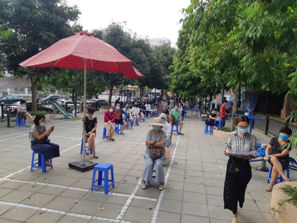 Quận Cầu Giấy: Cán bộ y tế xuyên trưa lấy mẫu xét nghiệm khoảng 600 người về từ Đà Nẵng