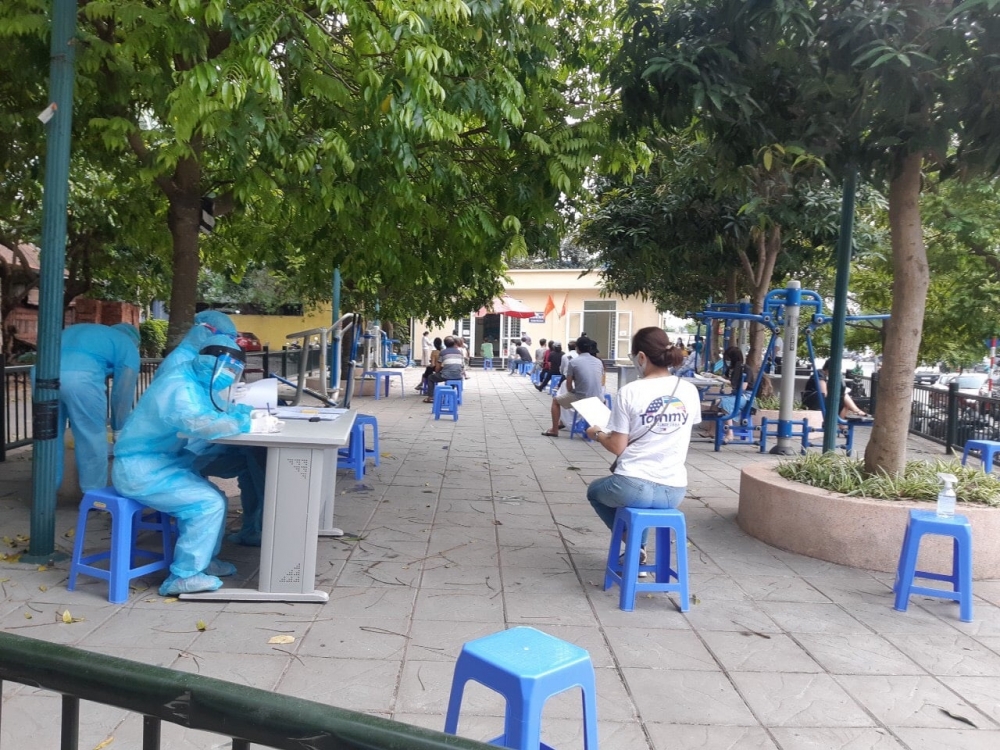 Quận Cầu Giấy: Cán bộ y tế xuyên trưa lấy mẫu xét nghiệm khoảng 600 người về từ Đà Nẵng