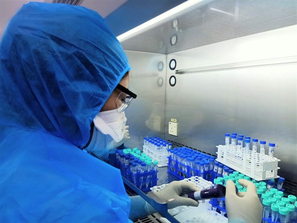 Tập đoàn Novaland tặng máy xét nghiệm nhanh để tăng cường kiểm soát dịch bệnh tại Phú Yên