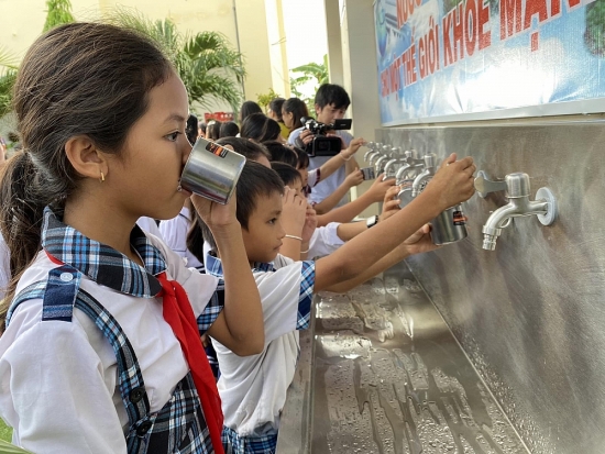 Nước sạch học đường – giải khát nhu cầu nước sạch cho học sinh vùng ngập mặn