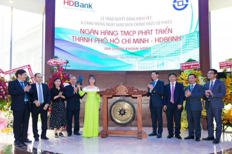 co phieu hdbank chinh thuc chao san hose