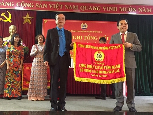 LĐLĐ quận Đống Đa đón nhận Cờ thi đua xuất sắc của Tổng LĐLĐ Việt Nam