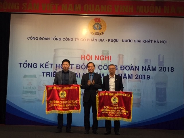 Nhận Cờ thi đua xuất sắc của Tổng LĐLĐ Việt Nam