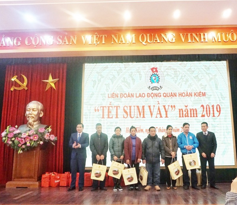 LĐLĐ quận Hoàn Kiếm tổ chức “Tết sum vầy năm 2019” trao quà cho CNVCLĐ