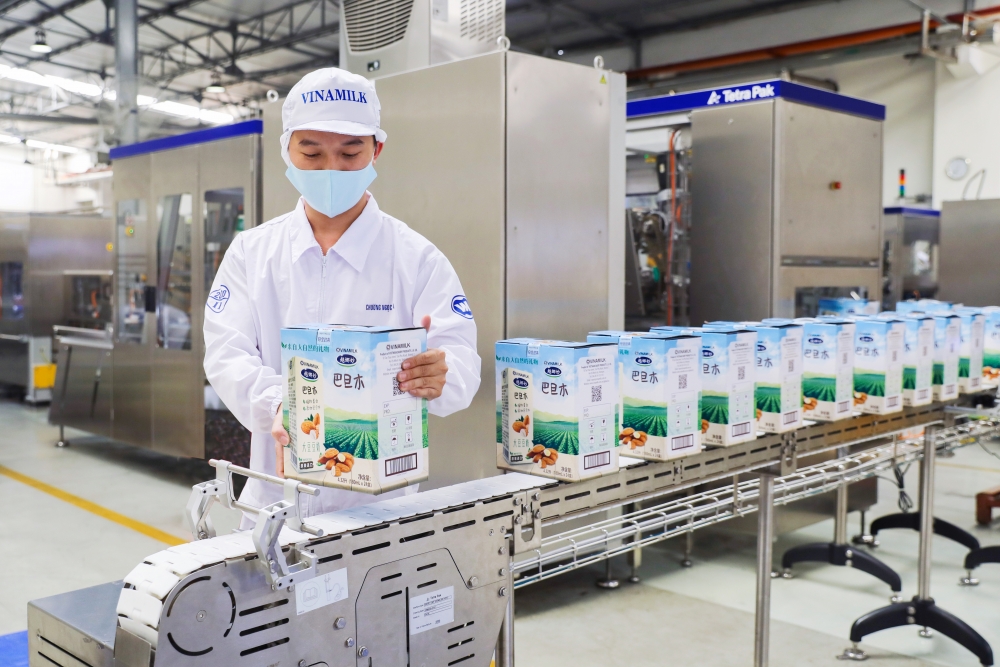 Vinamilk “xông đất” 2021 với lô hàng lớn gồm sữa hạt và sữa đặc xuất khẩu đi Trung Quốc