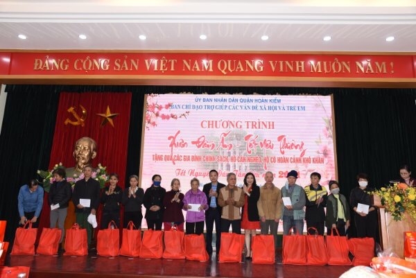 Quận Hoàn Kiếm tặng quà gia đình chính sách, hộ có hoàn cảnh khó khăn dịp Tết Nguyên đán 2021