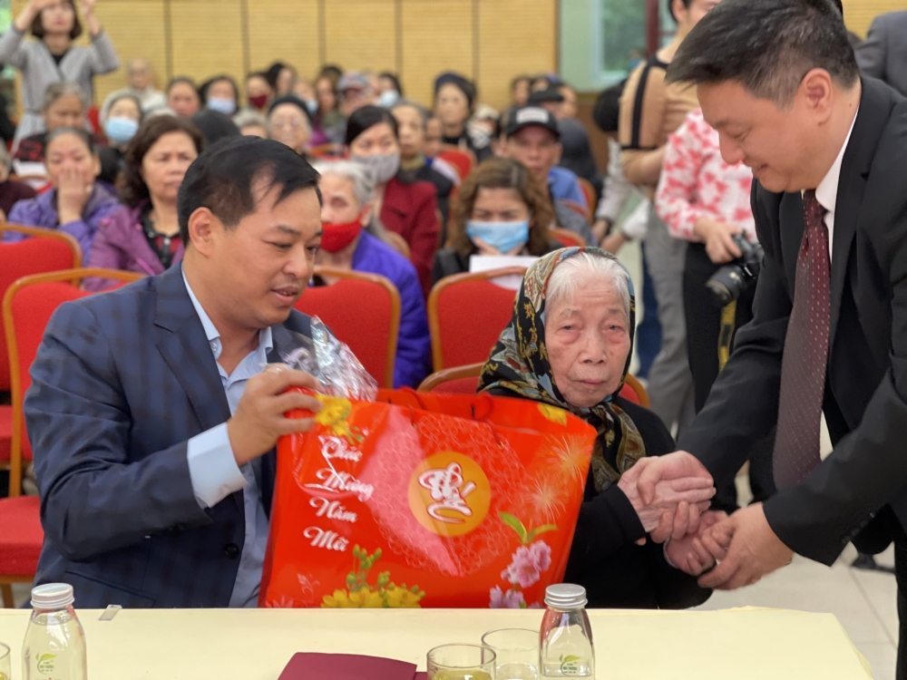 Quận Hoàn Kiếm tặng quà gia đình chính sách, hộ có hoàn cảnh khó khăn dịp Tết Nguyên đán 2021