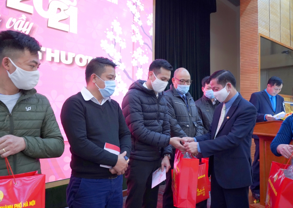 Hơn 500 đoàn viên, người lao động quận Hoàn Kiếm được nhận quà Tết và vé xe miễn phí