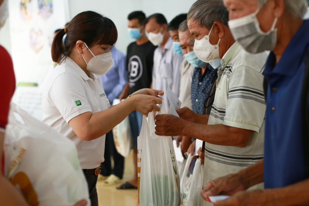 Nutrilite cùng Hội chữ thập đỏ TP Hồ Chí Minh tặng quà và khám bệnh miễn phí cho 250 người dân