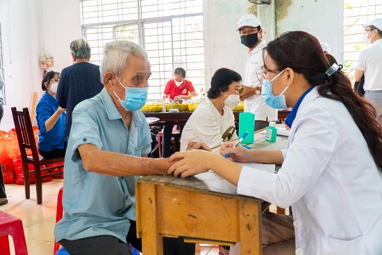 Nutrilite cùng Hội chữ thập đỏ TP Hồ Chí Minh tặng quà và khám bệnh miễn phí cho 250 người dân