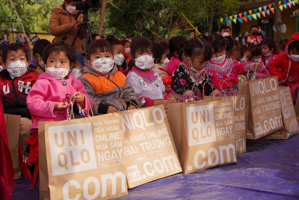 UNIQLO trao tặng 9.000 sản phẩm đến trẻ em cùng cao Tây Bắc