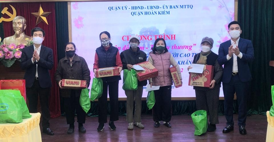 Quận Hoàn Kiếm tặng quà hộ cận nghèo, người cao tuổi, trẻ em có hoàn cảnh khó khăn