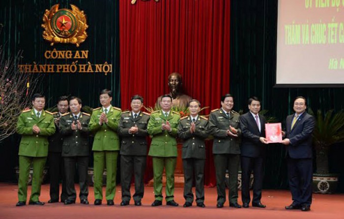 Bí thư Thành ủy Hoàng Trung Hải chúc Tết CAHN, bộ Tư lệnh Thủ đô và gia đình chính sách
