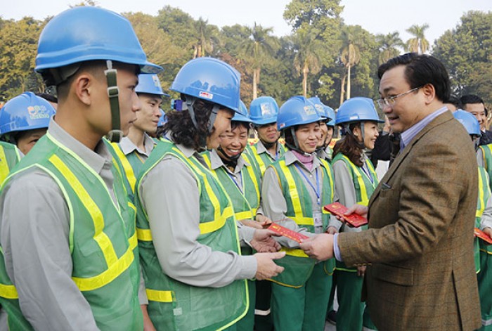 ​Bí thư Thành ủy Hoàng Trung Hải tặng quà CN môi trường