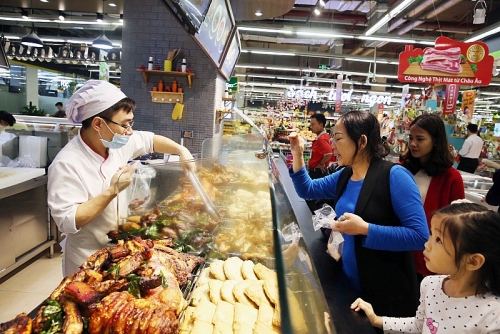 Người dân tấp nập vào siêu thị sắm Tết