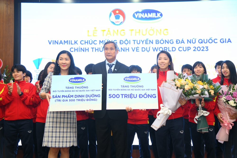 Vinamilk trao thưởng 1 tỷ đồng đến đội tuyển bóng đá nữ quốc gia
