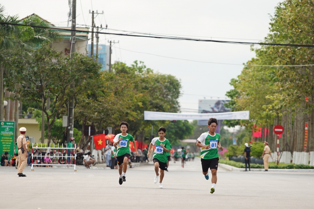 Hơn 2.000 học sinh đồng diễn thể dục tại Ngày chạy Olympic vì sức khỏe toàn dân năm 2021 tại tỉnh Quảng Nam