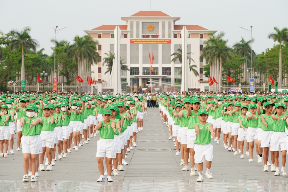 Hơn 2.000 học sinh đồng diễn thể dục tại Ngày chạy Olympic vì sức khỏe toàn dân năm 2021 tại tỉnh Quảng Nam