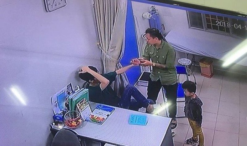 Chủ tịch UBND TP Hà Nội yêu cầu làm rõ vụ việc người nhà bệnh nhân tấn công bác sĩ
