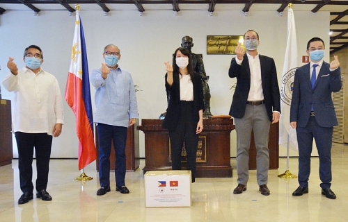 Doanh nhân Johnathan Hạnh Nguyễn tặng 750.000 khẩu trang, 16.500 bộ bảo hộ chống Covid-19 cho Philippines doanh nhan johnathan hanh nguyen tang 750000 khau trang 16500 bo bao ho chong covid 19 cho philippines