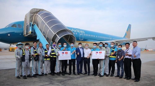 Doanh nhân Johnathan Hạnh Nguyễn tặng 750.000 khẩu trang, 16.500 bộ bảo hộ chống Covid-19 cho Philippines doanh nhan johnathan hanh nguyen tang 750000 khau trang 16500 bo bao ho chong covid 19 cho philippines