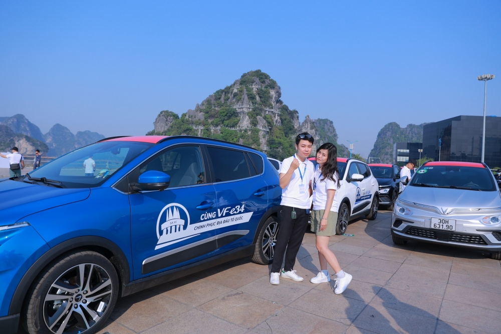 Dàn sao Việt phấn khích với caravan ô tô điện kỷ lục Việt Nam