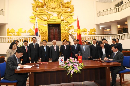 Việt Nam - Hàn Quốc chính thức ký Hiệp định thương mại tự do