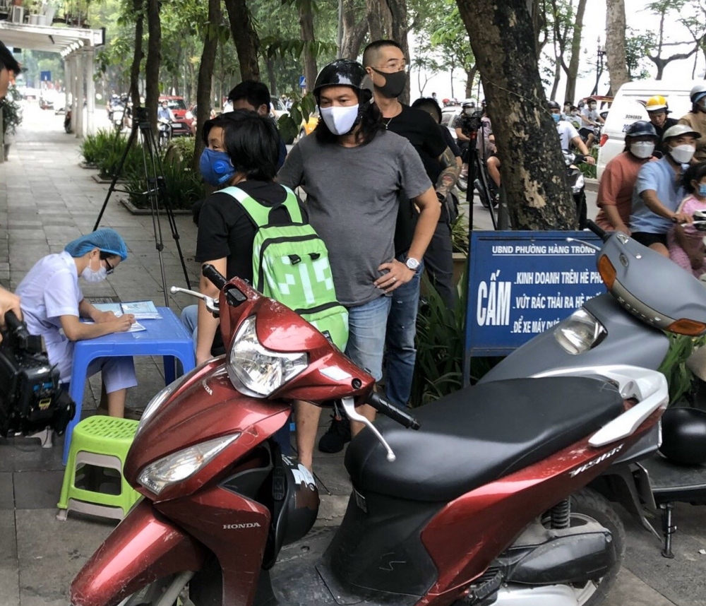 Quận Hoàn Kiếm xử phạt gần 40 trường hợp không đeo khẩu trang nơi công cộng