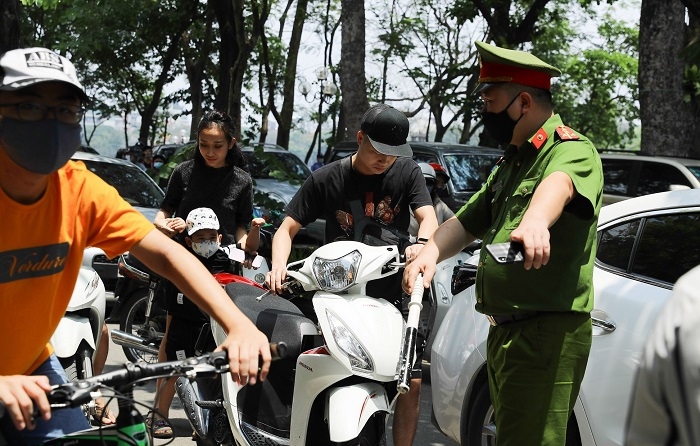 Quận Hoàn Kiếm xử phạt gần 40 trường hợp không đeo khẩu trang nơi công cộng