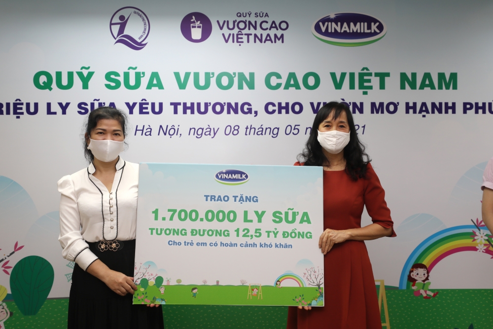 Món quà ý nghĩa của Vinamilk và Quỹ sữa Vươn cao Việt Nam dành cho trẻ em khó khăn giữa dịch Covid -19