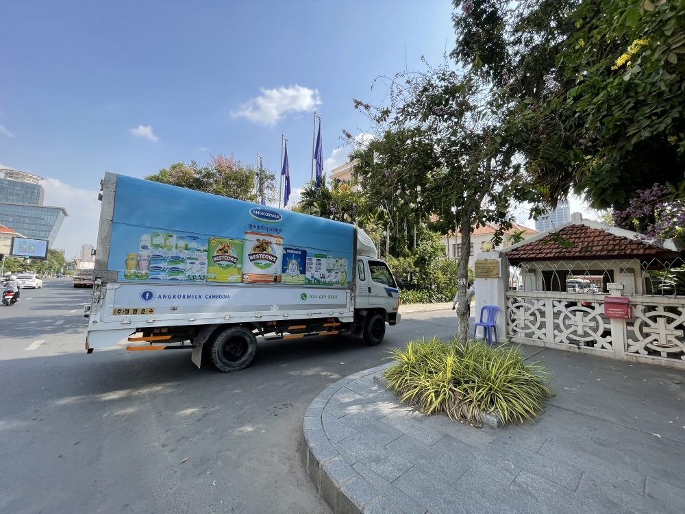 Vinamilk và công ty con tại Campuchia hỗ trợ sữa cho người dân nước bạn chống Covid -19